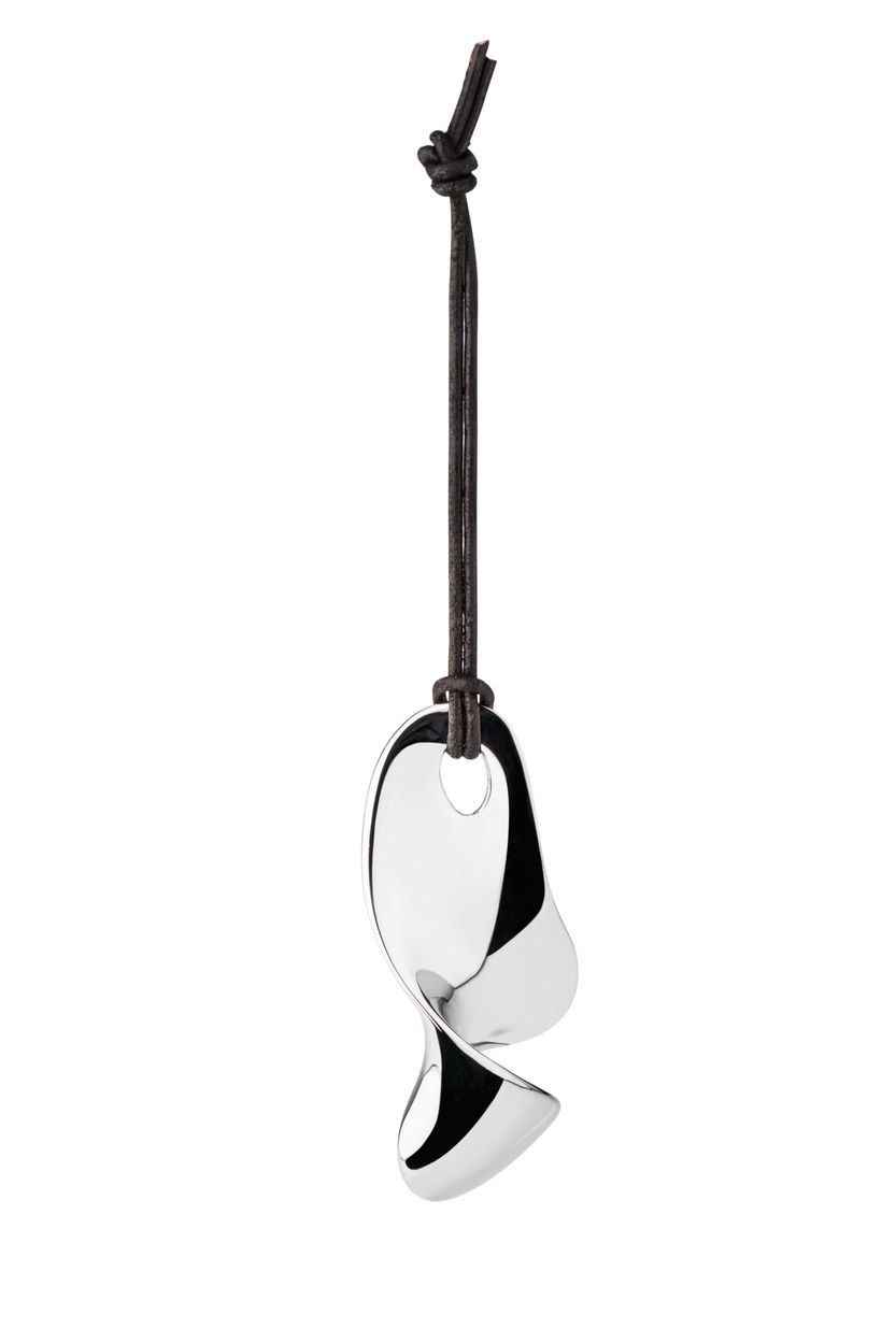 Alessi Bulla Flaschenöffner Kette VS01 aus glänzendem Edelstahl an brauner Lederschnur, Detailaufnahme.