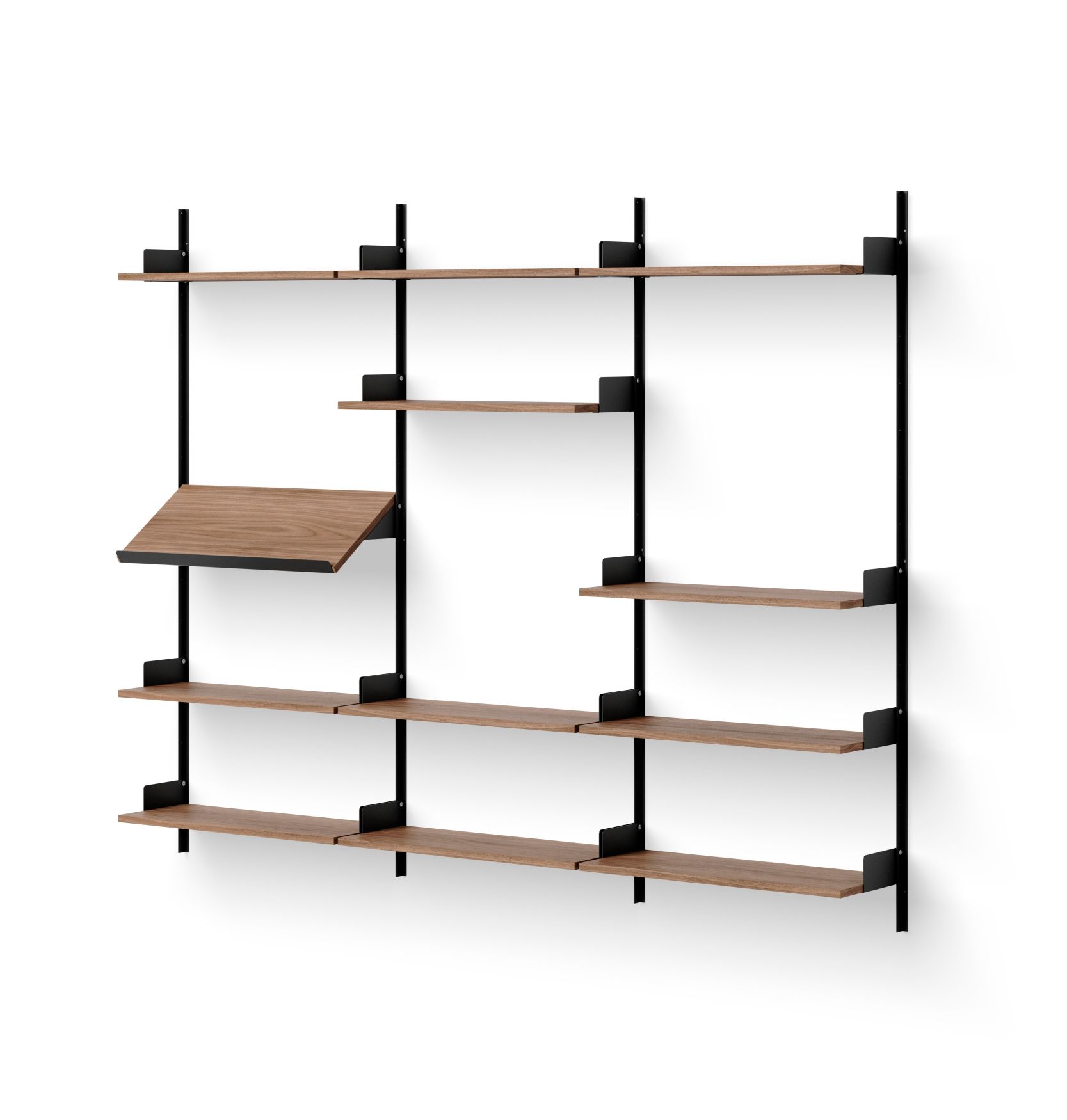 Display Wandregal in Walnuss von New Works: Modernes Regalsystem mit schwarzen Halterungen.