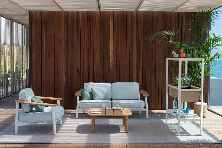 Nahaufnahme des Emu Twins Lounge Chair Sessels und Sofas, Outdoor-Möbel mit hellblauen Polstern und Holztisch.