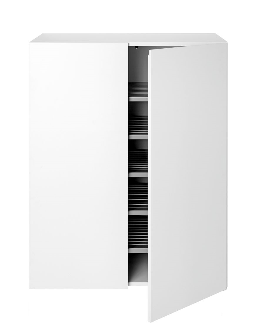 Weißes Urban Sideboard von Schönbuch mit einer geöffneten Tür und Einlegeböden.