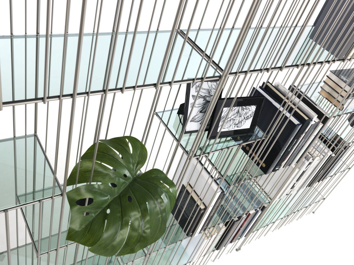 Metrica Regal von Mogg mit grünen Glasböden und Dekoration, modernes Designmöbel.