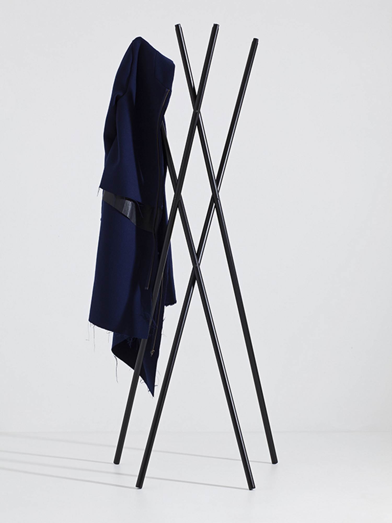 Schwarze Hash Garderobe von New Tendency mit blauem Mantel, moderne Flurgarderobe für Jacken und Mäntel.