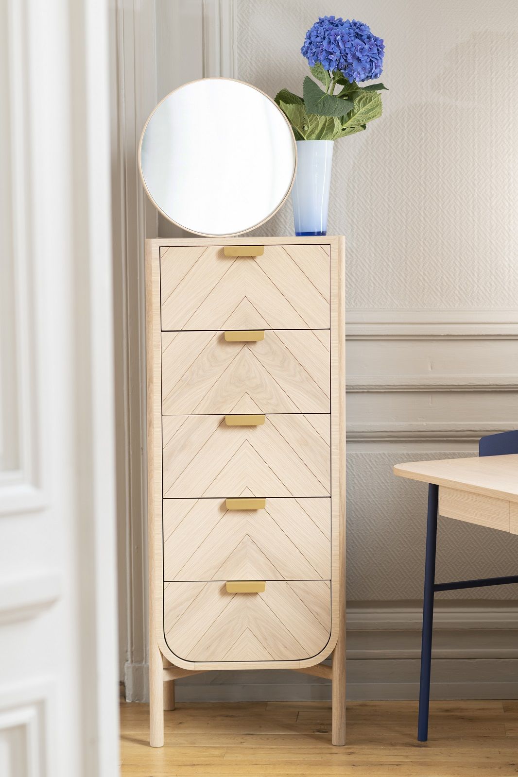 Helle Holzkommode "Marius" von Hartô mit fünf Schubladen und goldenen Griffen. Skandinavisches Design.