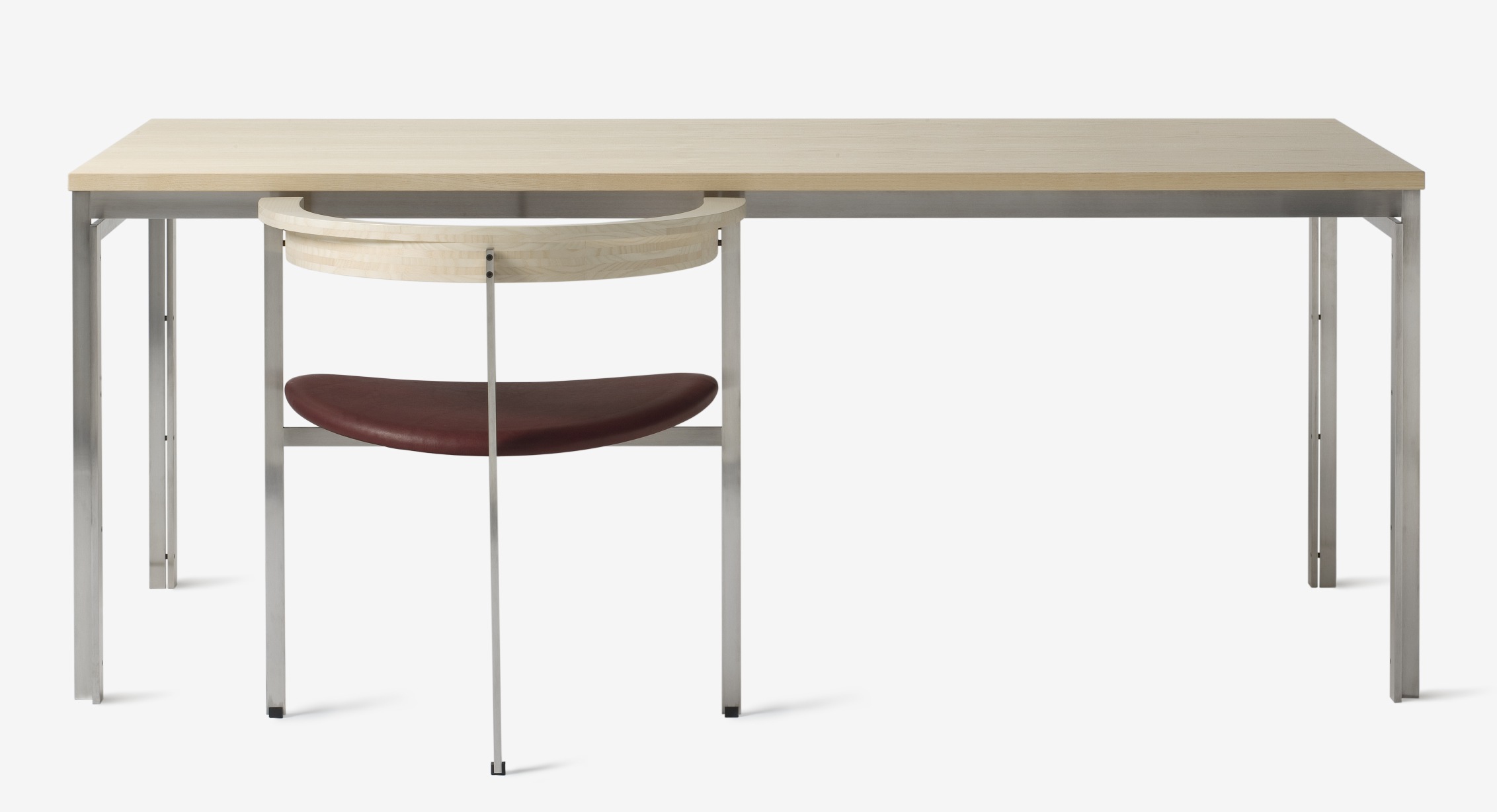 PK11 Stuhl von Fritz Hansen unter einem hellen Holztisch mit Stahlgestell. Designklassiker.