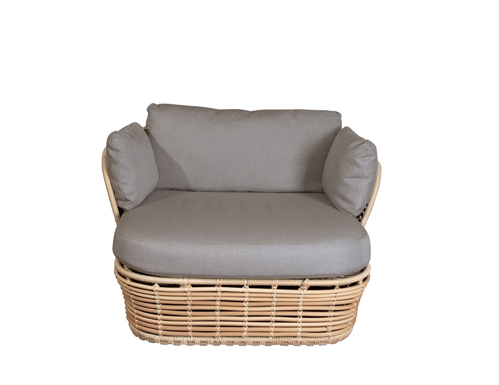Cane-Line Basket Loungesessel für den Außenbereich mit grauen Kissen und Rattan-Optik.
