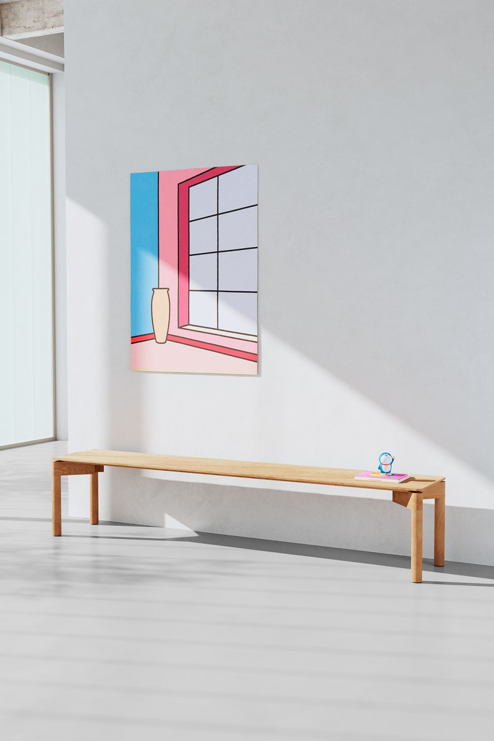 WEDEKIND Bank Eiche gewachst Large Out: Lange, helle Holzbank im minimalistischen Design vor einer Wand.