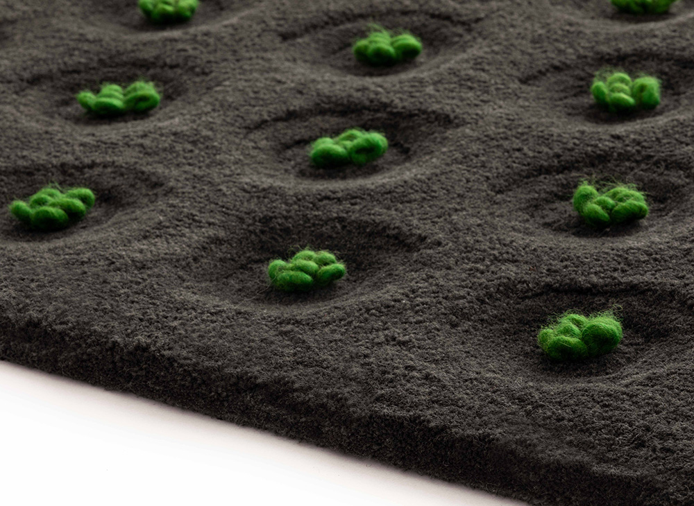 Detailansicht des La Geria Teppichs von Gan: Rechteckiger Wollteppich mit grünen Akzenten.