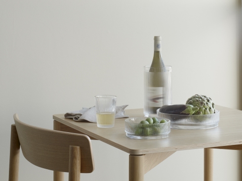Pilastro Servierschale groß von Stelton: Glas Schale mit Oliven, Artischocke und Aubergine.