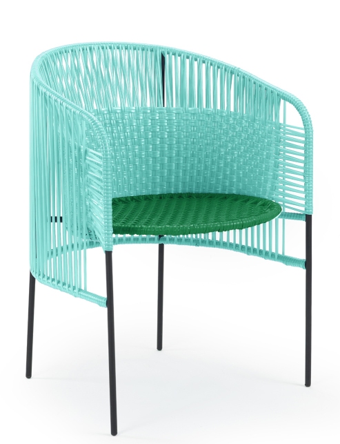 Caribe Dining Chair: Türkis-grüner Outdoor-Stuhl mit schwarzem Gestell und geflochtener Sitzfläche für Garten und Terrasse.