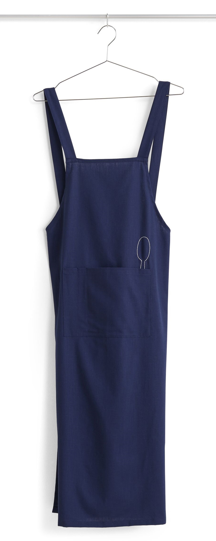 Marineblaue Sobremesa Apron Schürze von Hay mit Tasche, hängend an einem Kleiderbügel.