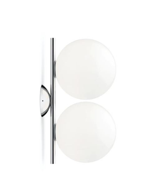 IC Lights Double Wandleuchte von Flos in Chrom mit zwei weißen Opalglaskugeln.