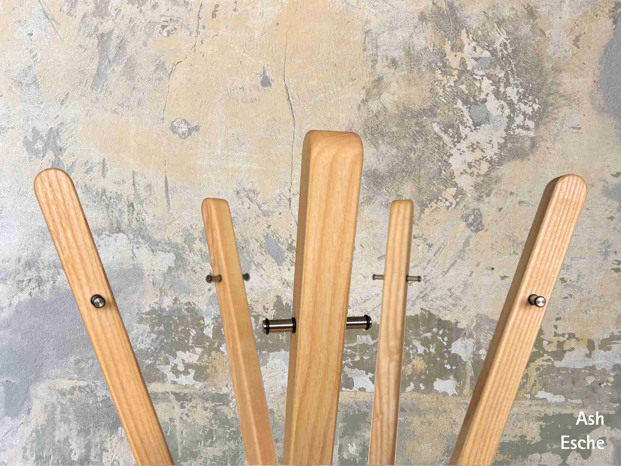 Detailaufnahme des Marilyn Garderobenständers von Keilbach Designprodukte aus hellem Eschenholz mit acht Stäben.
