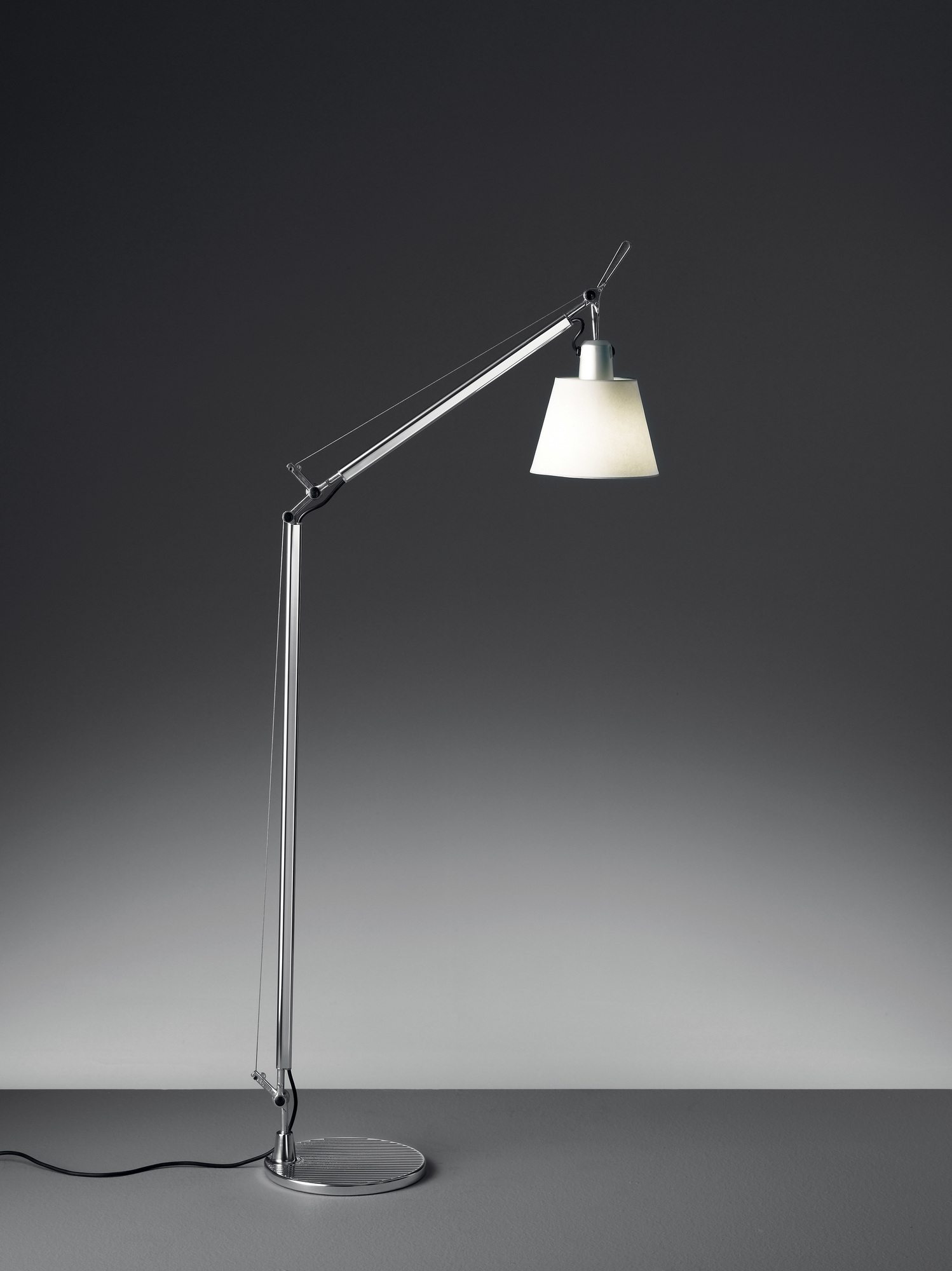 Artemide Tolomeo Basculante Stehleuchte mit Schirm, modernes Design, verstellbarer Arm, ideal als Leseleuchte.