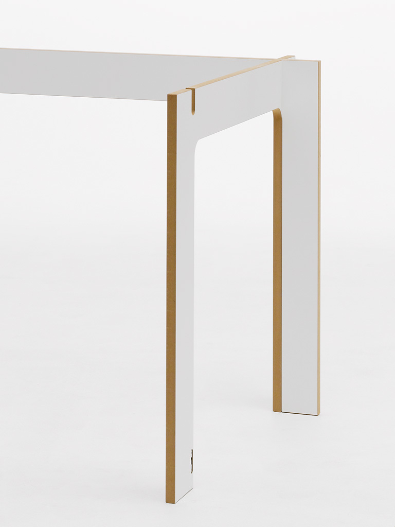 Detailansicht des Tojo Tisch groß: Weißer, minimalistischer Tisch mit klarer Linienführung und Holzdetails.