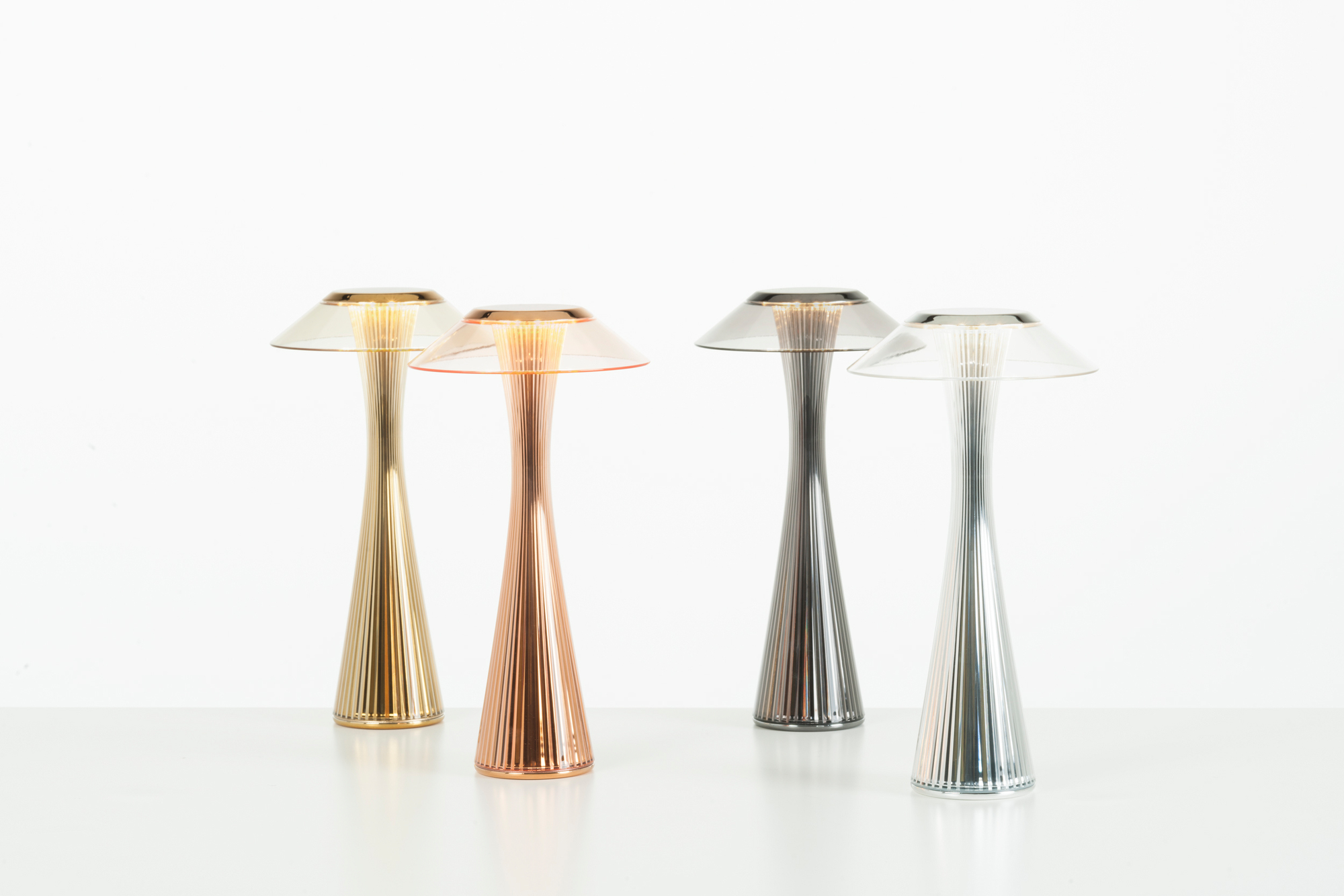 Space Tischleuchte von Kartell, verschiedene Farben, Outdoor-Leuchte, Design-Lampe, verchromt, für Garten und Terrasse.