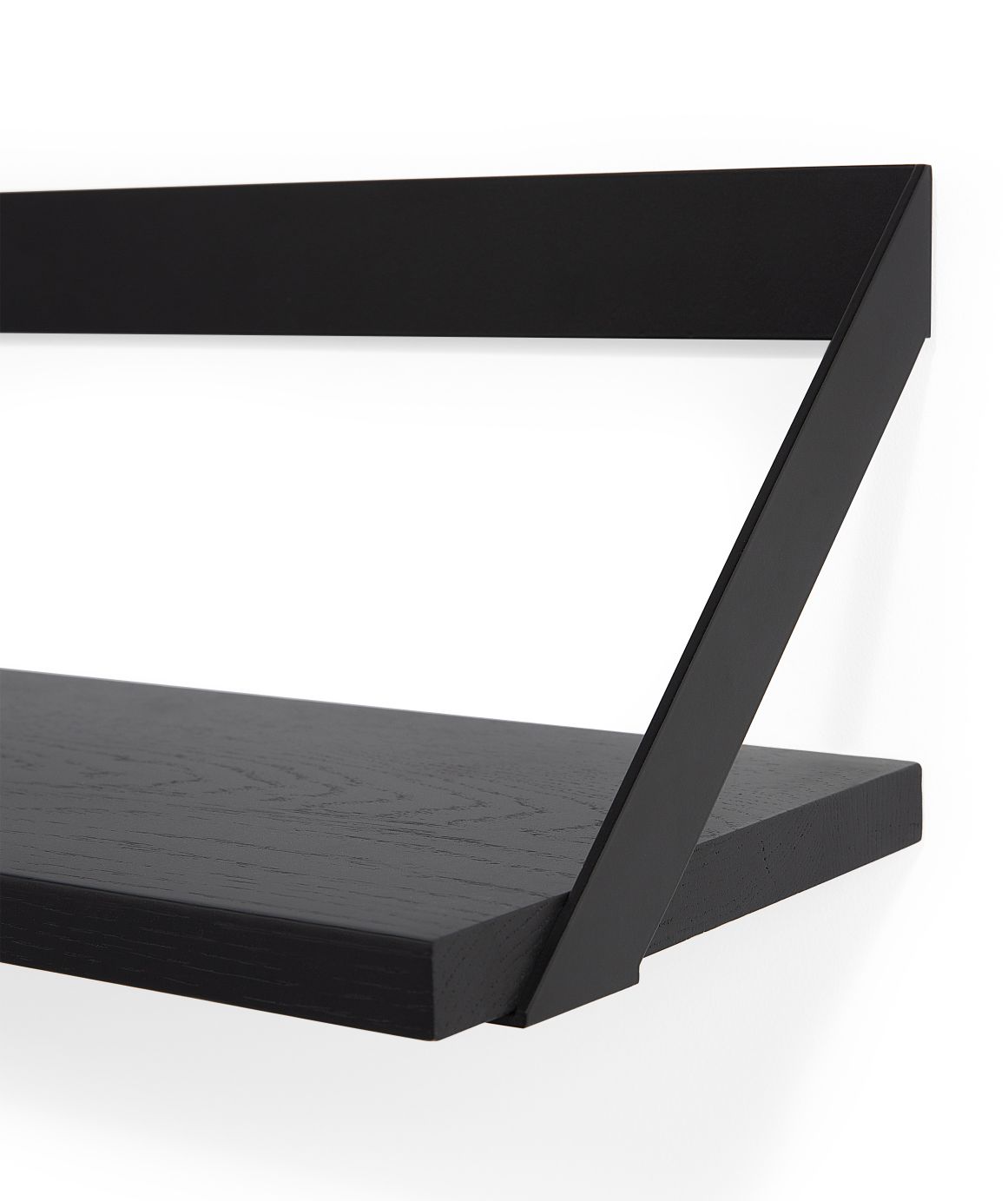 Nahaufnahme des Ribbon Regals von Ethnicraft, Eiche schwarz, Wandregal.