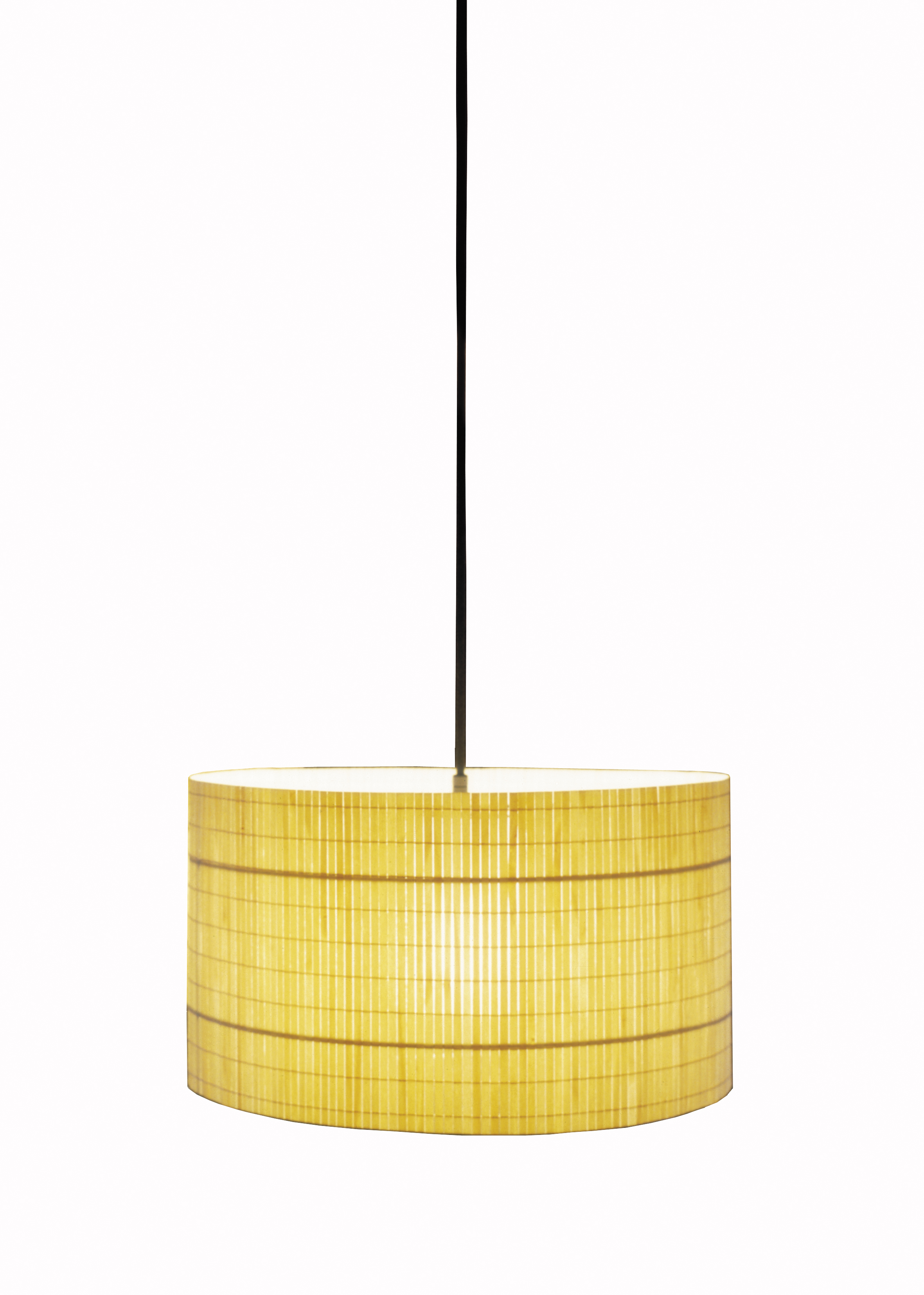 Nagoya Pendelleuchte von Santa & Cole: Hängelampe mit zylindrischem Schirm aus Holzfurnier.