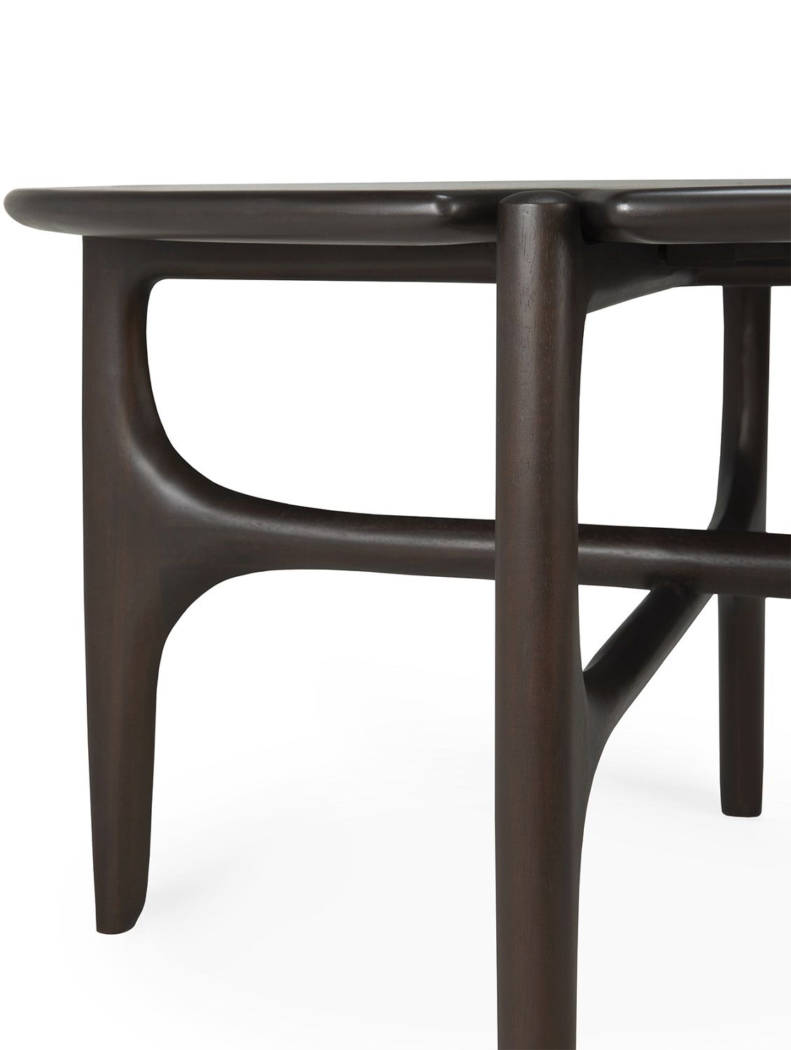 Detailaufnahme des Ethnicraft PI Couchtisches: Rund, Mahagoni lackiert, modernes Design, hochwertige Verarbeitung.