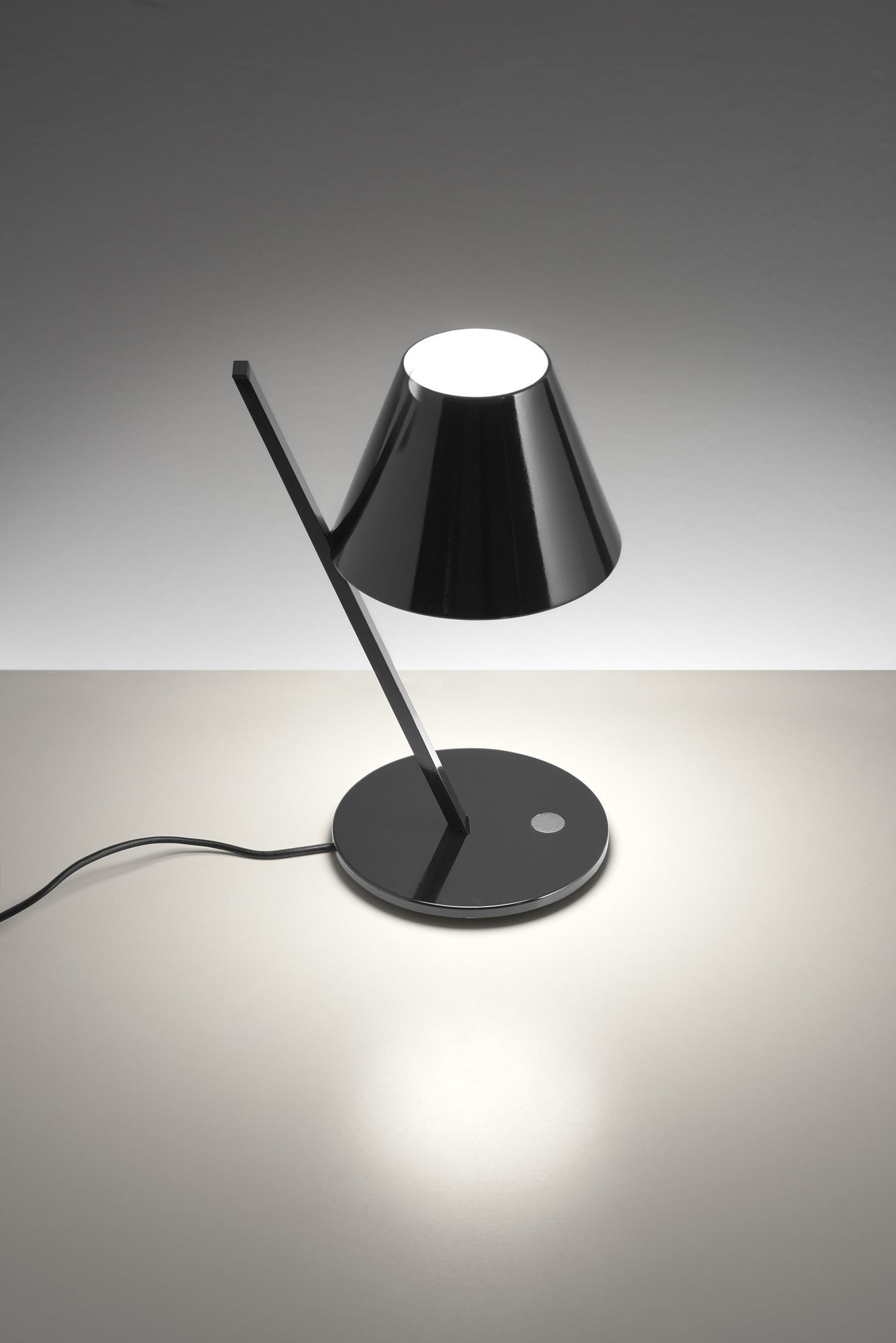 Schwarze La Petite Tischleuchte von Artemide: Moderne Lampe mit Kegelform und minimalistischem Design.