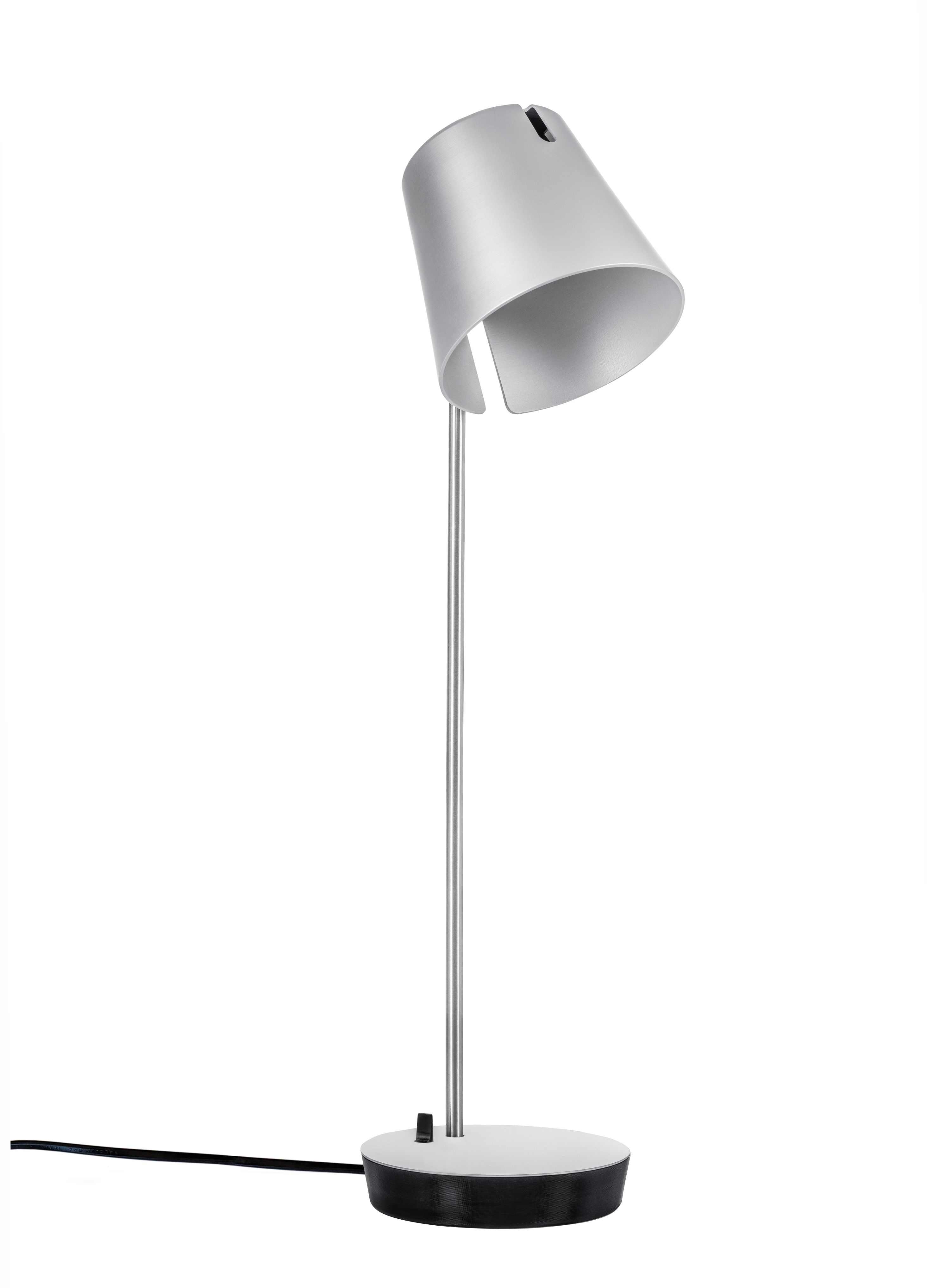 FEZ T Tischleuchte von Baltensweiler, silberne Schreibtischlampe mit konischem Lampenschirm und Dimmer.