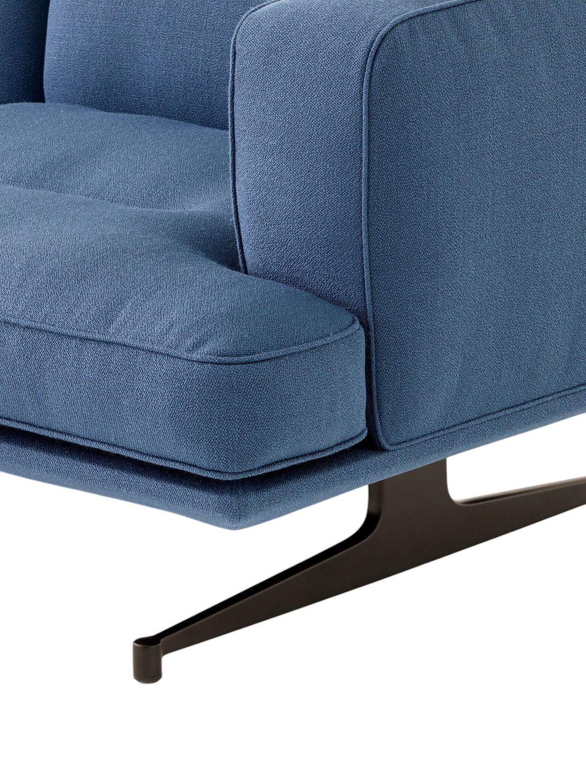 Detailaufnahme: Blaues AndTradition Sofa AV41/AV42 mit schwarzem Metallfuß. Modernes Design Sofa für Wohnzimmer.