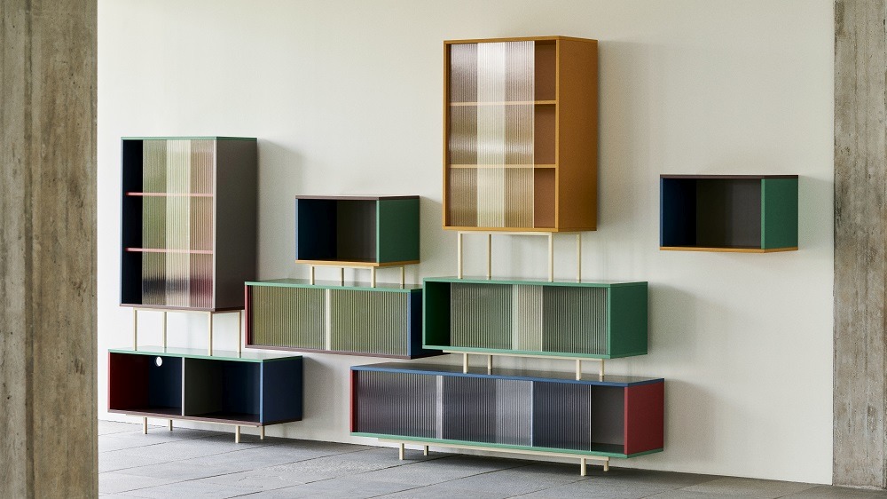 Mehrfarbige Hay Colour Cabinet S Schränke mit geriffelten Glastüren und goldenen Beinen.