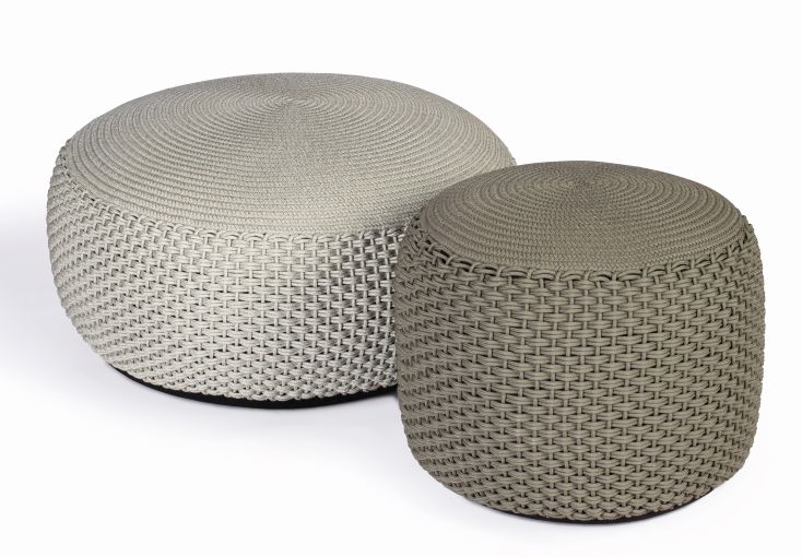 Zwei Weishäupl Pouf Hocker in Sandtönen, geflochten, für Indoor und Outdoor, groß und klein.