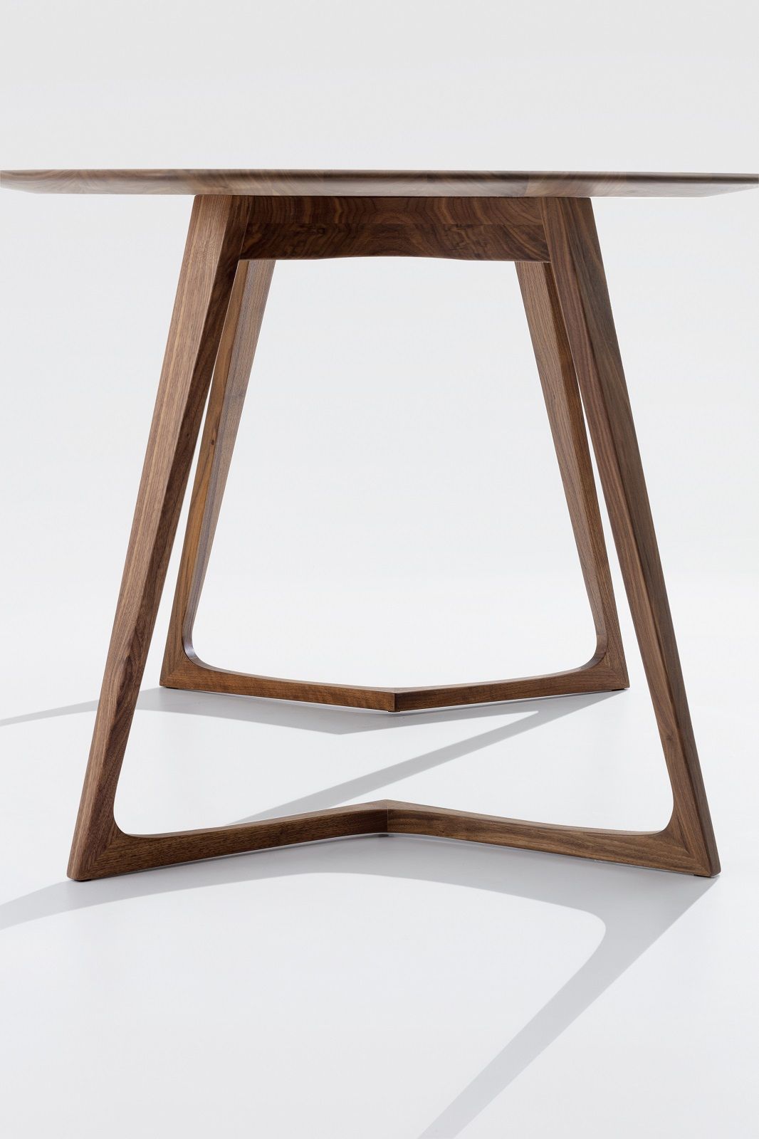 Detailaufnahme des Twist Office Tisches von Zeitraum, ein moderner Schreibtisch aus massivem Nussbaumholz.