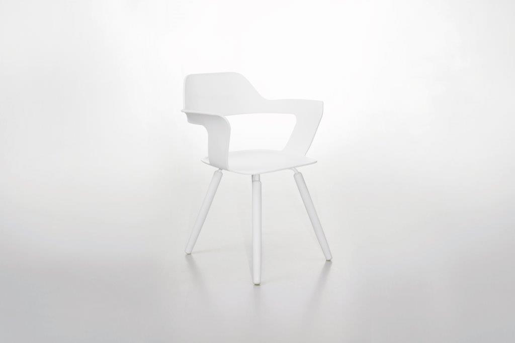 Weißer Muse Chair Stuhl Radius mit Armlehnen und drei Beinen vor hellem Hintergrund.