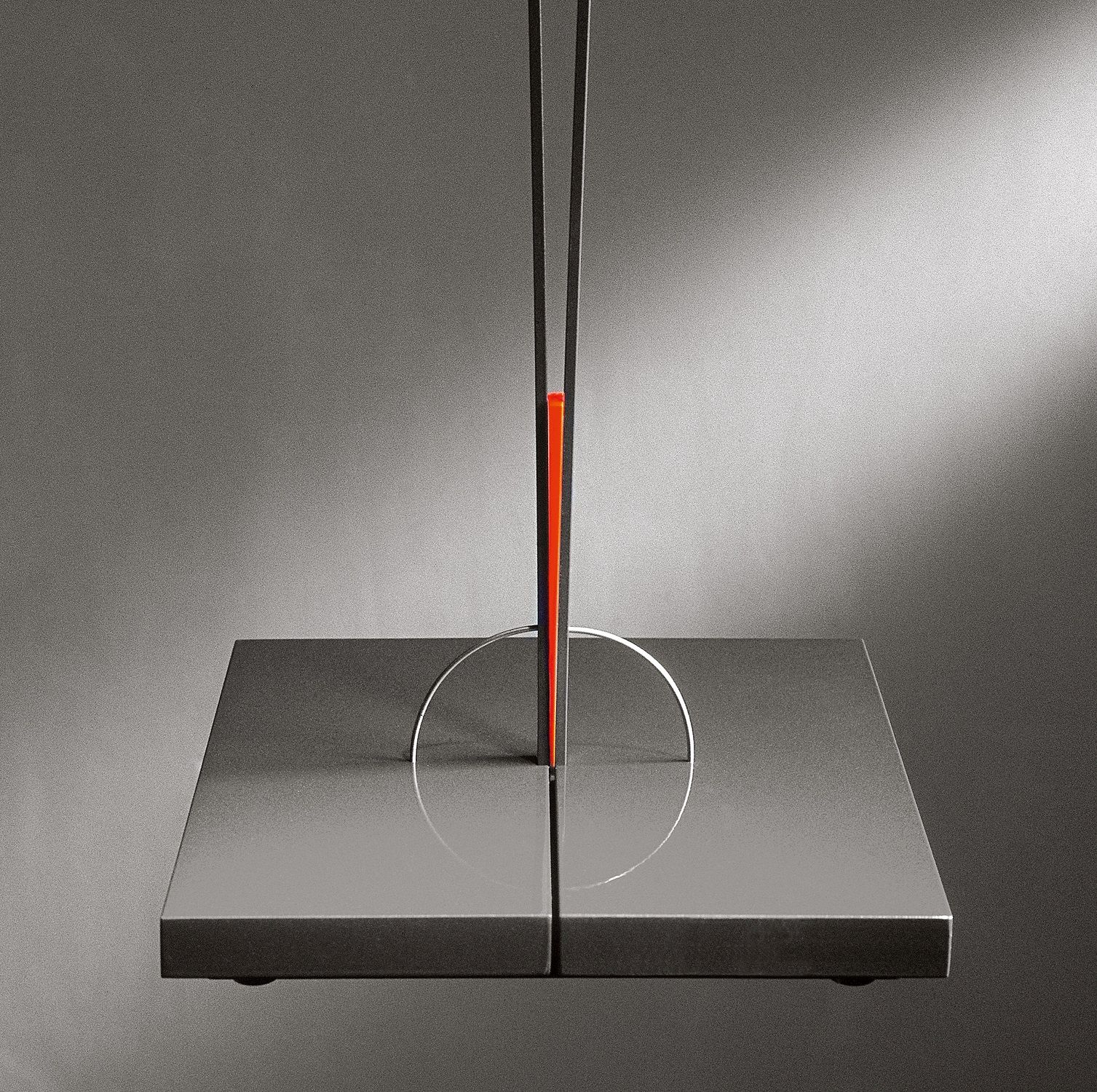 Detailaufnahme der silbernen Ilios Stehleuchte von Ingo Maurer mit minimalistischem Design.