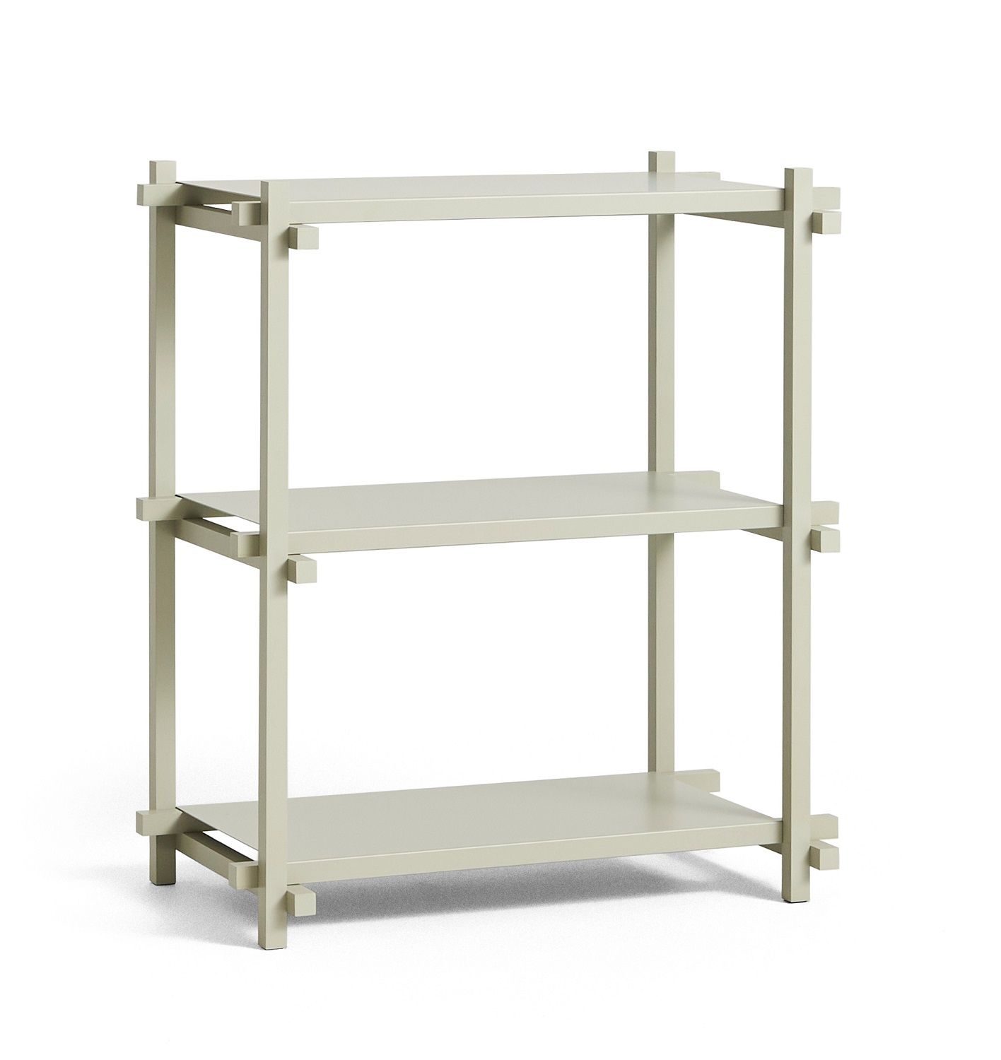 Helles, niedriges Hay Regal "Woody Column Low" mit drei Ablageflächen, ideal für moderne Wohnräume.