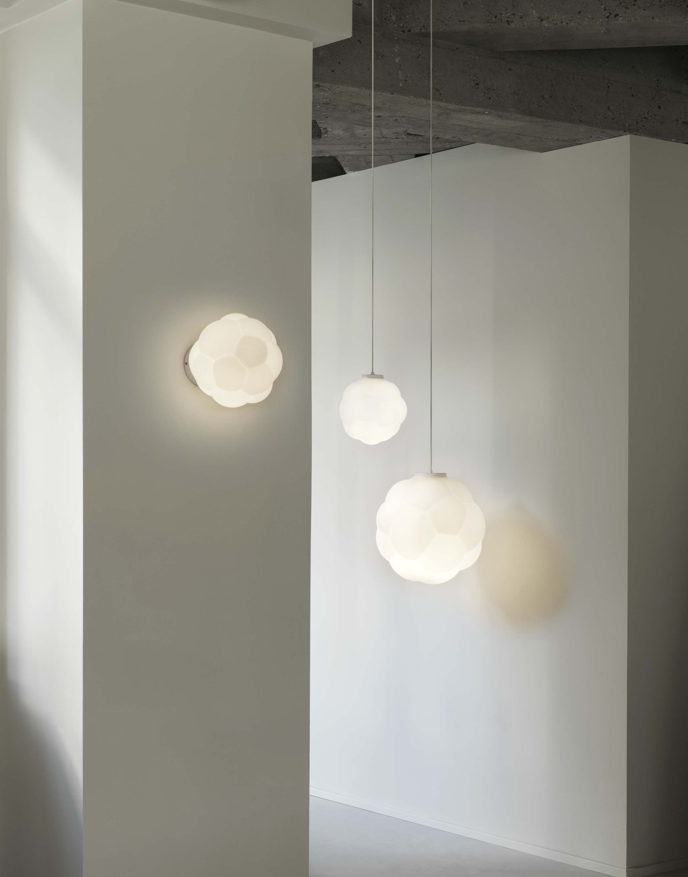 Weiße Bubba Pendelleuchte von Normann Copenhagen, modernes Design, sanftes Licht, für Wohnraum und Büro.