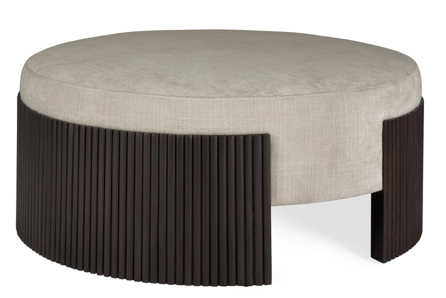 Roller Max Pouf mit Stoffbezug und dunkelbraunem Holzfuß. Moderner Hocker für Wohnzimmer.