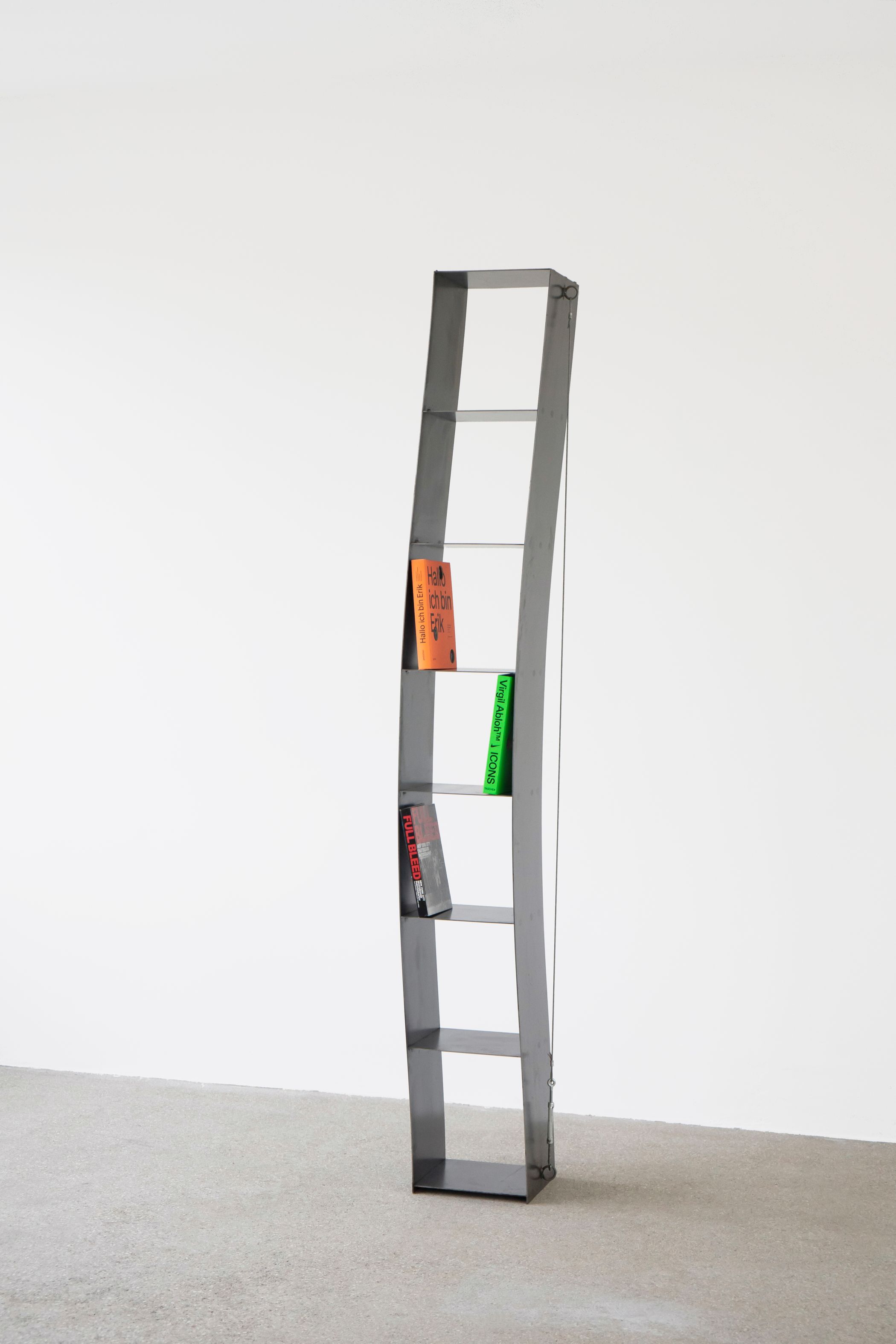 Gespanntes Regal von Nils Holger Moormann, minimalistisches Design Bücherregal mit wenigen Büchern, modernes Möbelstück.