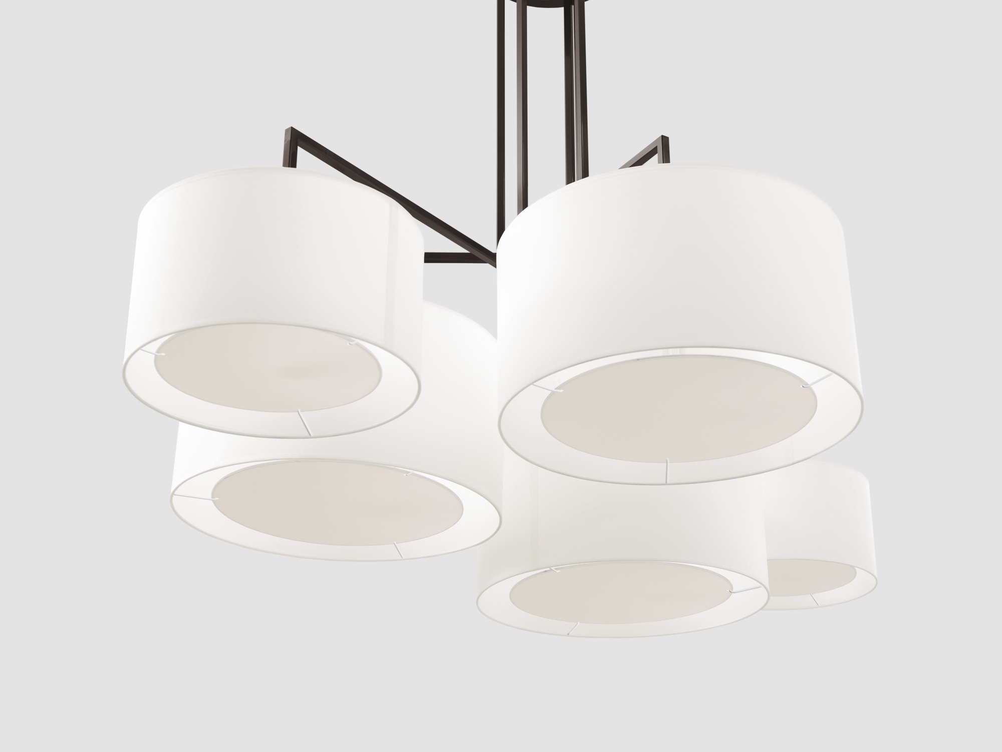 Noon LED Leuchte mit fünf weißen Lampenschirmen und dunklem Gestell. Moderne Deckenleuchte für Wohnräume.