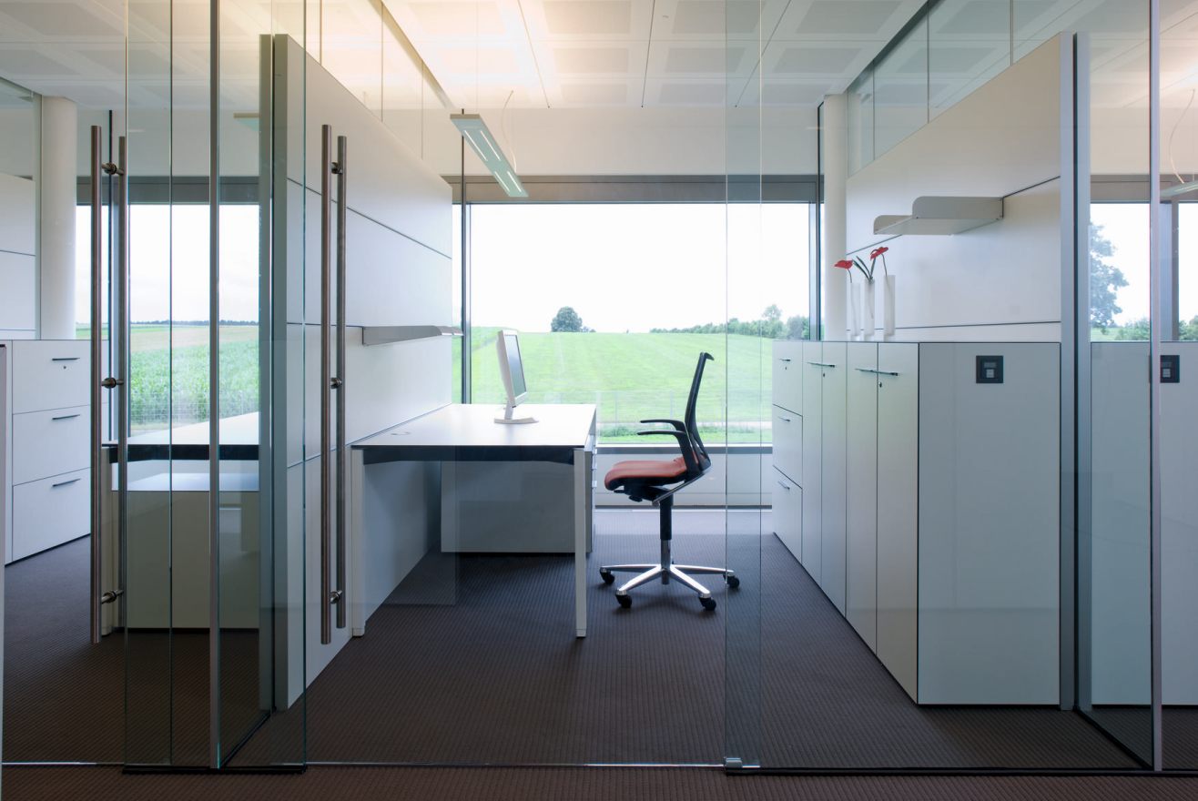 Wilkhahn Modus Drehstuhl mit normal hohem Rücken und Sitzpolster in modernem Büro.