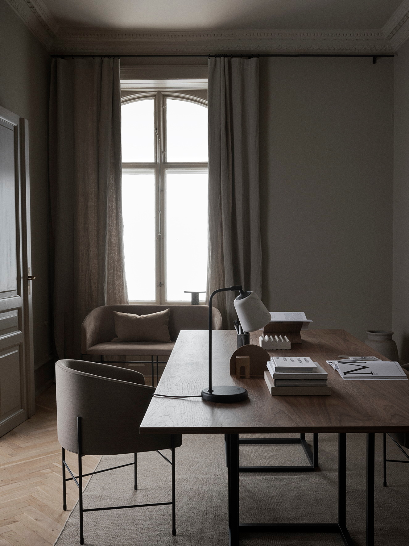 Material Table Lamp "The Black Sheep Edition" von New Works auf einem Schreibtisch.