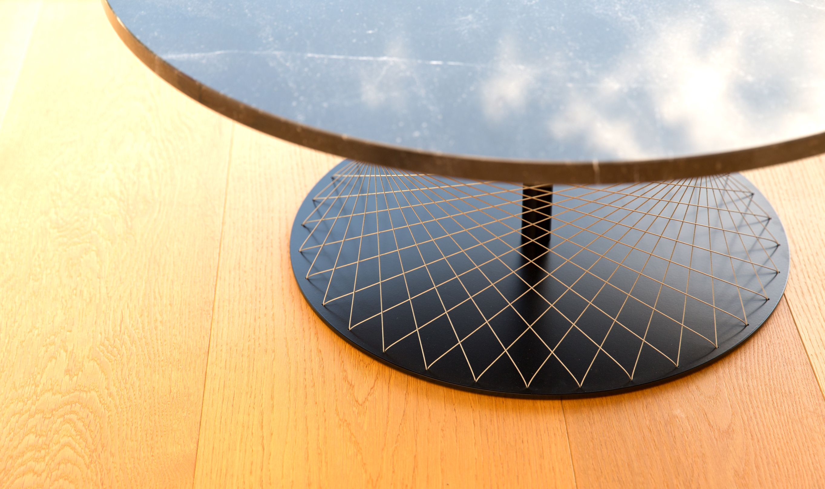 Detailaufnahme des schwarzen Favius Couchtischs mit Marmorplatte und filigranem Drahtgestell.