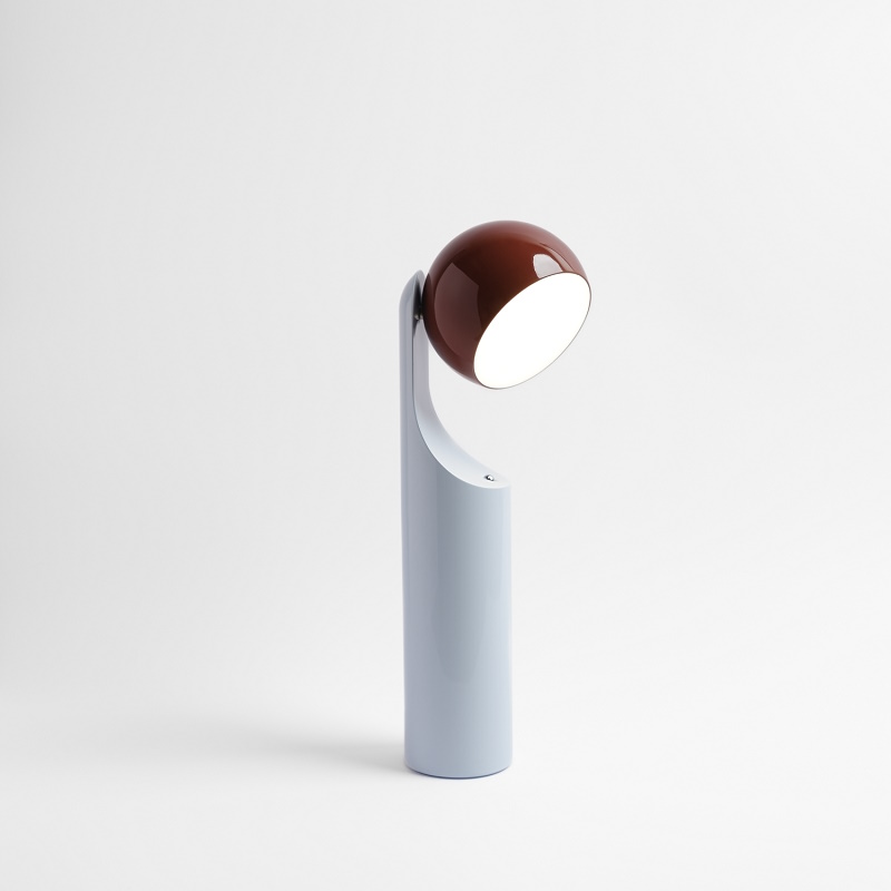 Mono Portable Reading Lamp Akkuleuchte in Rust & Sky: Moderne Tischleuchte für gemütliches Licht.