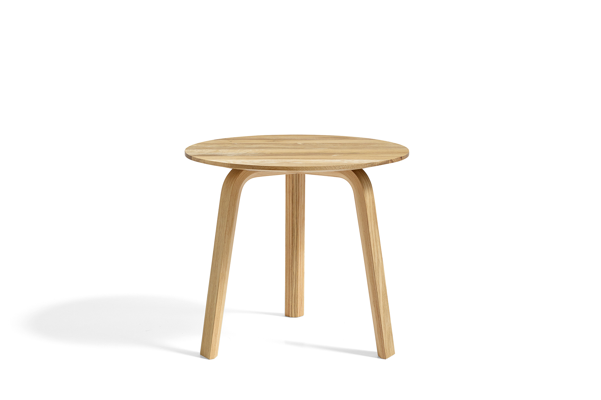 Hay Bella Coffee Table Beistelltisch aus hellem Holz mit runder Tischplatte und drei Beinen.