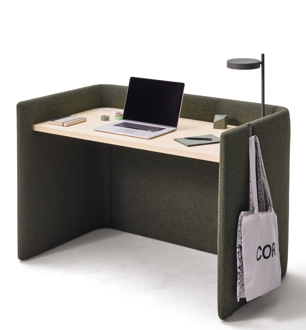 Floater Schreibtisch von Cor mit Laptop, Lampe und Stofftasche. Moderner Arbeitsplatz für Büro und Homeoffice.