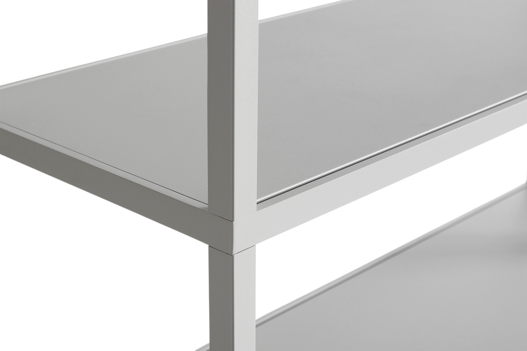 Detailaufnahme: New Order Sideboard, hellgraue Regalböden und Rahmen, modernes Design für Wohnzimmer und Büro.