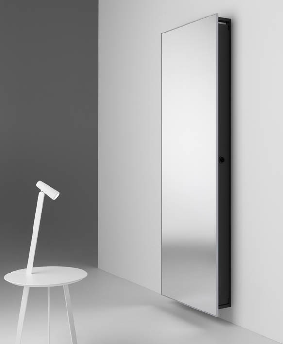 Backstage Spiegelschrank von Casamania Horm, moderner Wandspiegel mit schwarzem Rahmen und minimalistischem Design.