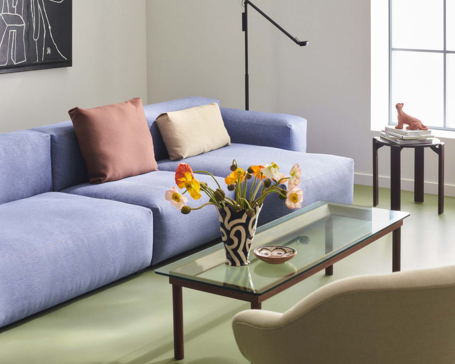 Blaues Mags Soft Sofa mit Lederbezug und Kissen im Wohnzimmer, bequeme Couch für Zuhause.