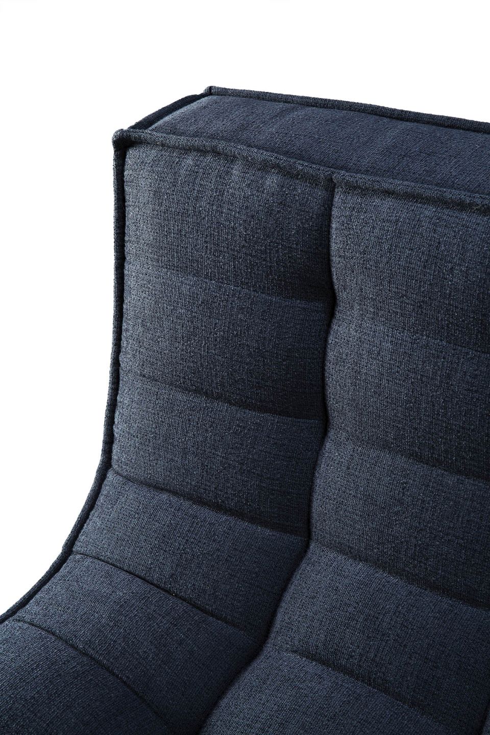Detailaufnahme des graphitfarbenen N701 Sofas von Ethnicraft, ein modernes Polstermöbel mit Stoffbezug.