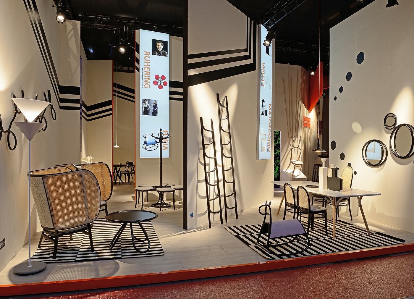 Ausstellungsraum mit Möbeln, darunter ein Furia Schaukelpferd und Wiener GTV Design Stühle.