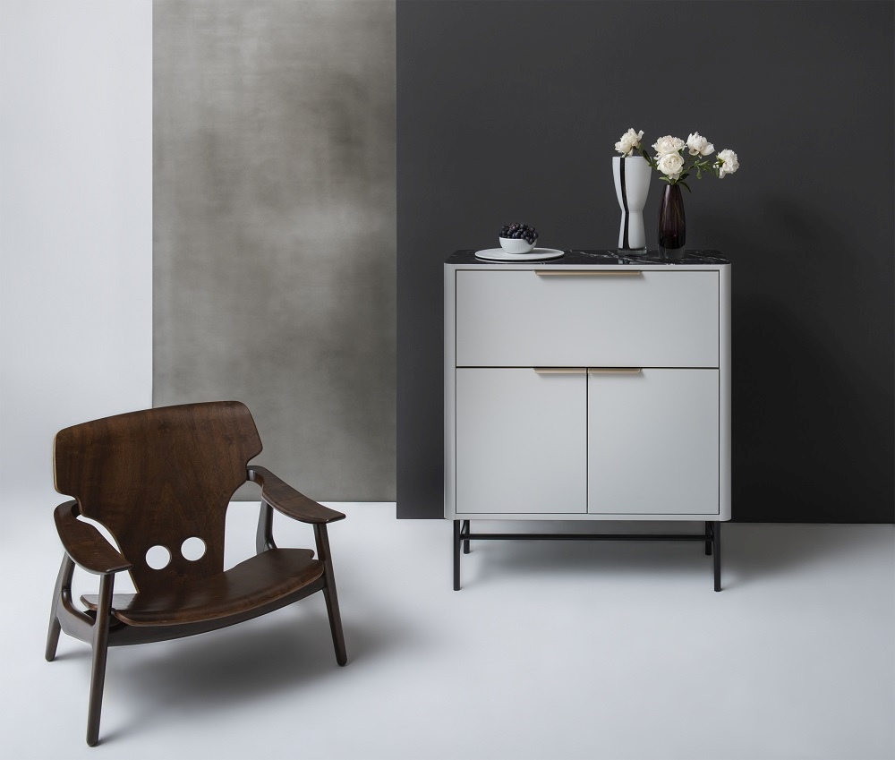 Weißes Sideboard "New Classic Line" von Müller Möbelfabrikation mit Marmorplatte, kombiniert mit modernem Holzstuhl.