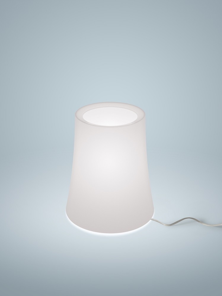 Weiße Birdie Zero Tischleuchte von Foscarini mit sanftem Lichtschein auf hellblauem Hintergrund.