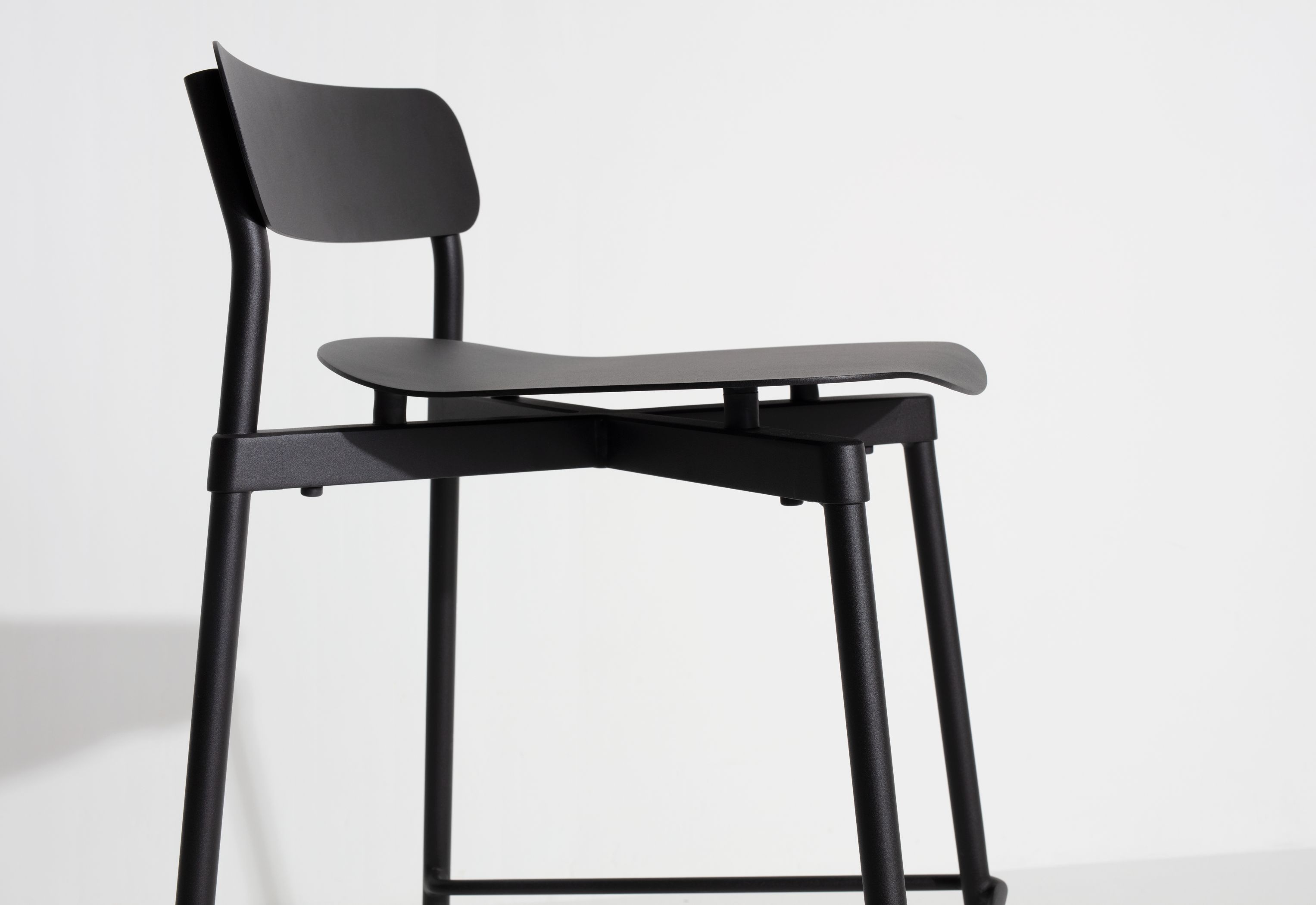 Schwarzer Fromme Barstool Barhocker von Petite Friture, H 65 cm, modernes Design für Küche und Bar.