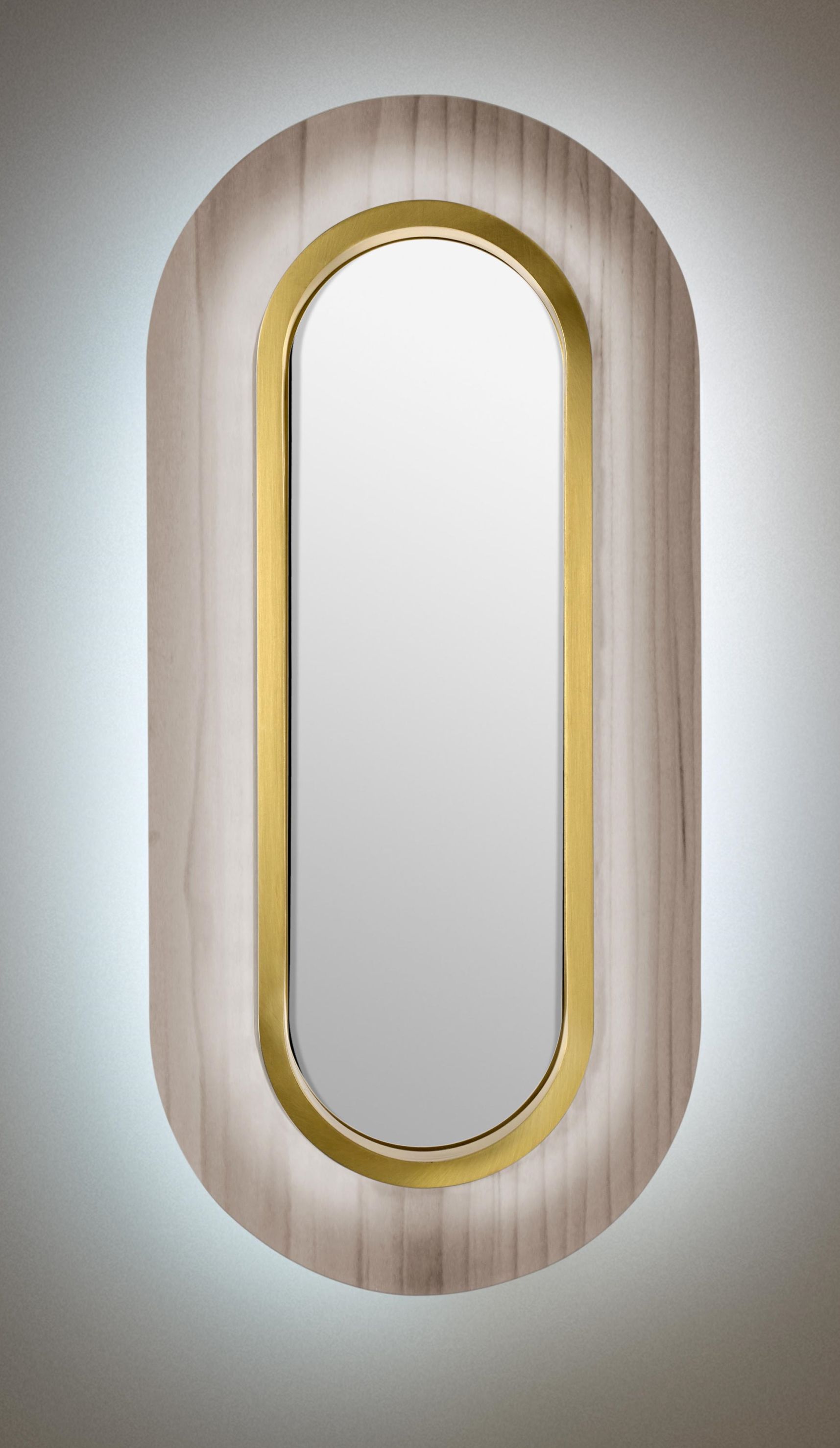 Lens LED Wandleuchte von LZF Lamps: Oval, grau mit goldenem Metallring und indirektem Licht.